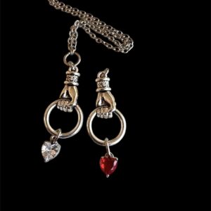 Mano sosteniendo corazón